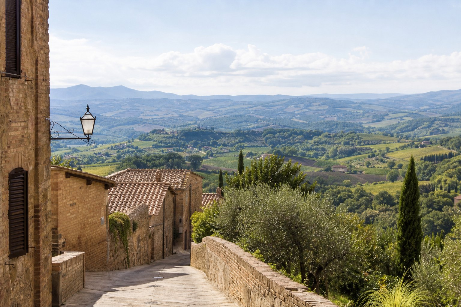 Toscaans landschap met heuvels en verspreide huizen